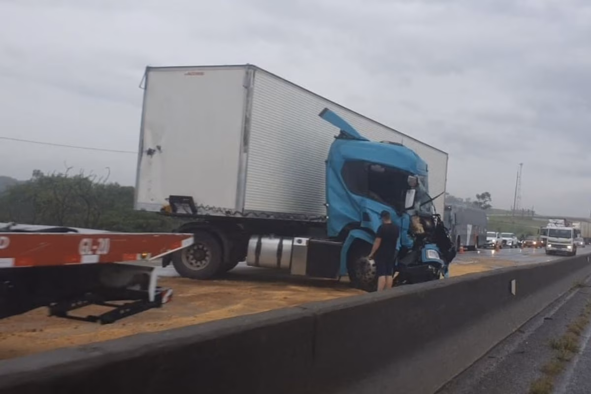 Duas carretas se envolveram em um acidente em Pindamonhangaba nesta terça-feira (9)