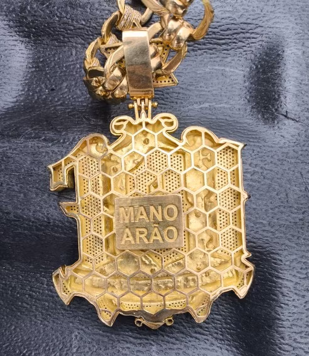 Cordão de ouro com a inscrição Mano Arão foi apreendido com familiares de Peixão