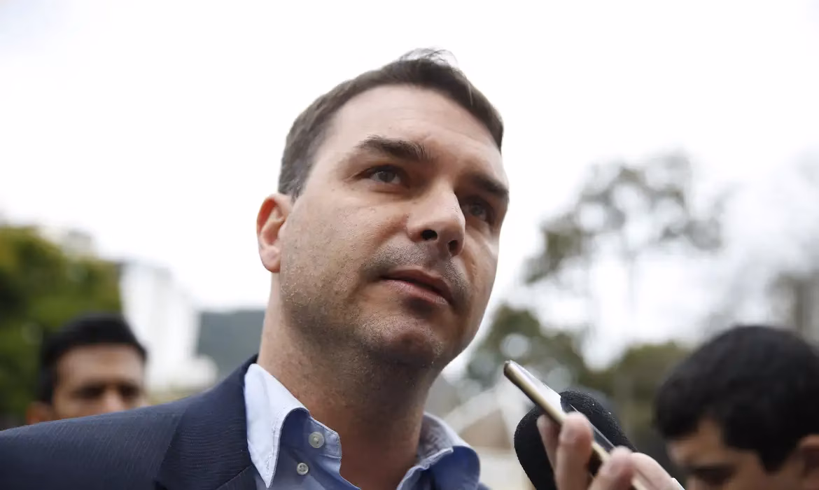 Senador lançou sua pré-candidatura à Presidência em 2026, com o apoio do pai, o ex-presidente Jair Bolsonaro. Nesta segunda-feira, promoveu um jantar com líderes do Centrão para tentar ampliar sua base de apoio