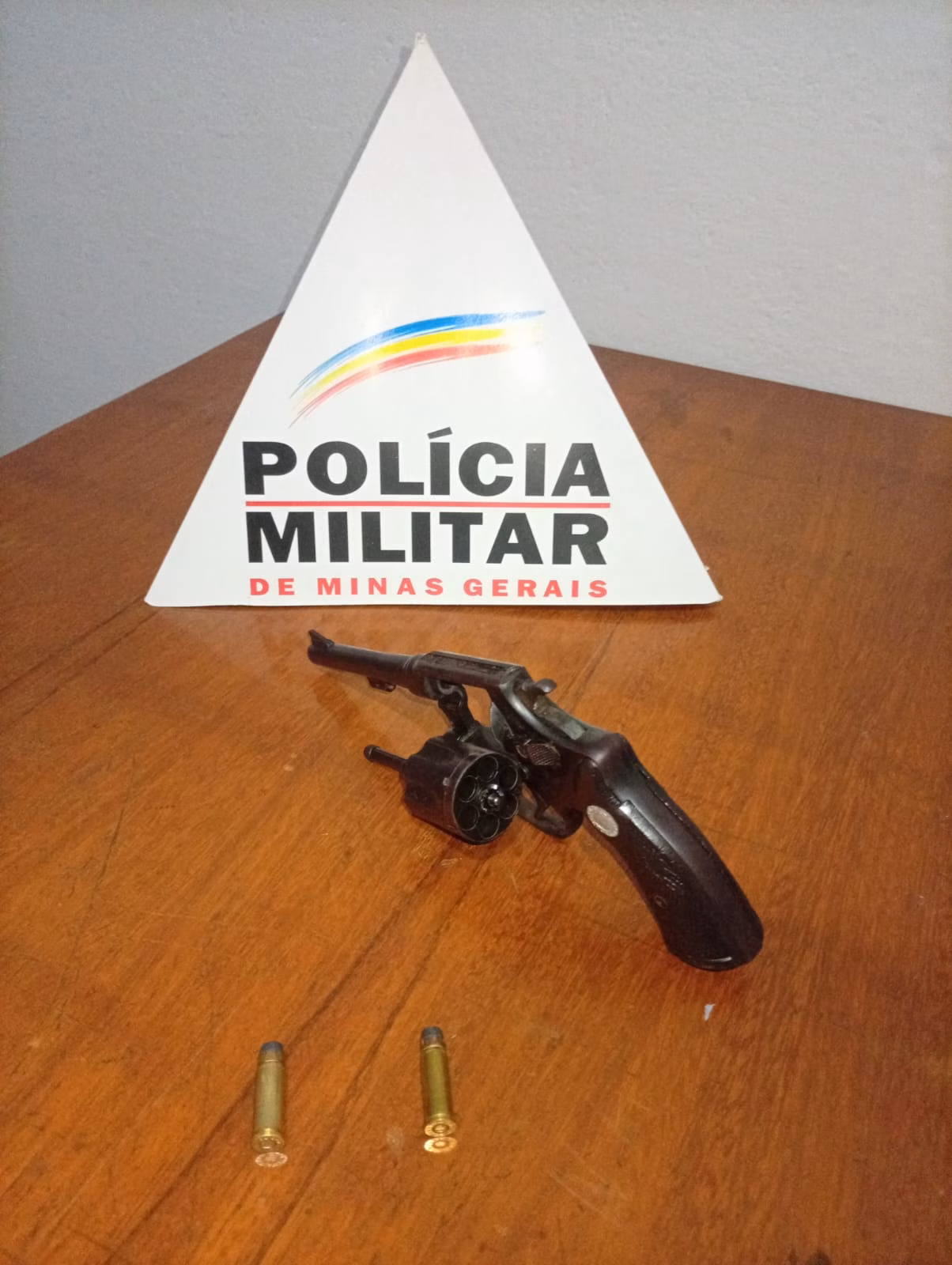 Durante a busca na residência, realizada com base em fundada suspeita e em situação de flagrante prevista em lei, os militares encontraram a arma e as munições dentro do imóvel