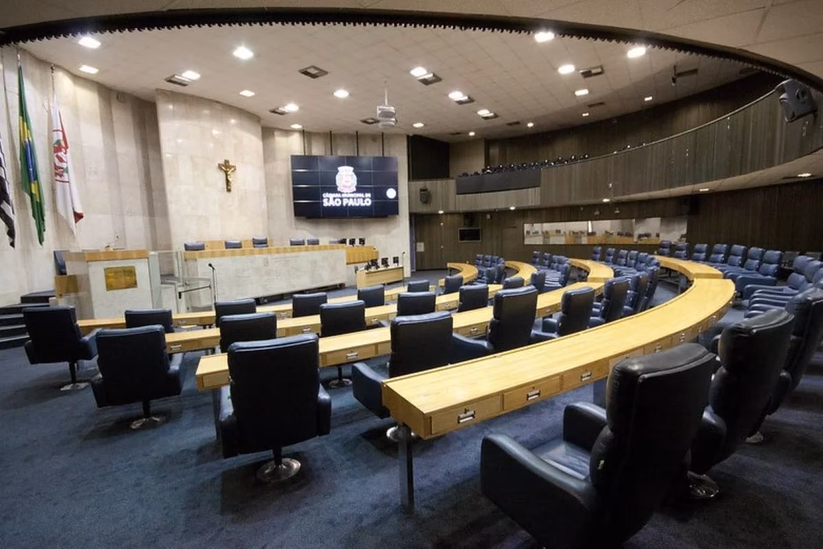 Servidores da Câmara recebem vale-alimentação mensal de R$ 2 mil, que será dobrado em dezembro, além de R$ 93 por dia em vale-refeição