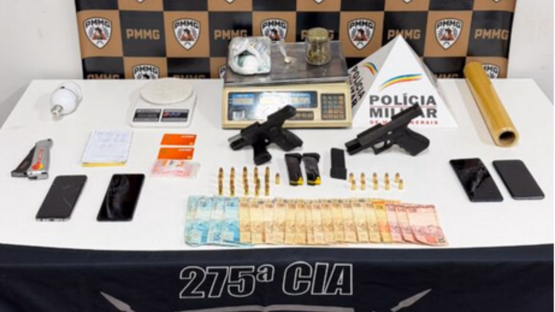 Durante a vistoria no veículo, os militares encontraram uma porção de cocaína e o aparelho danificado