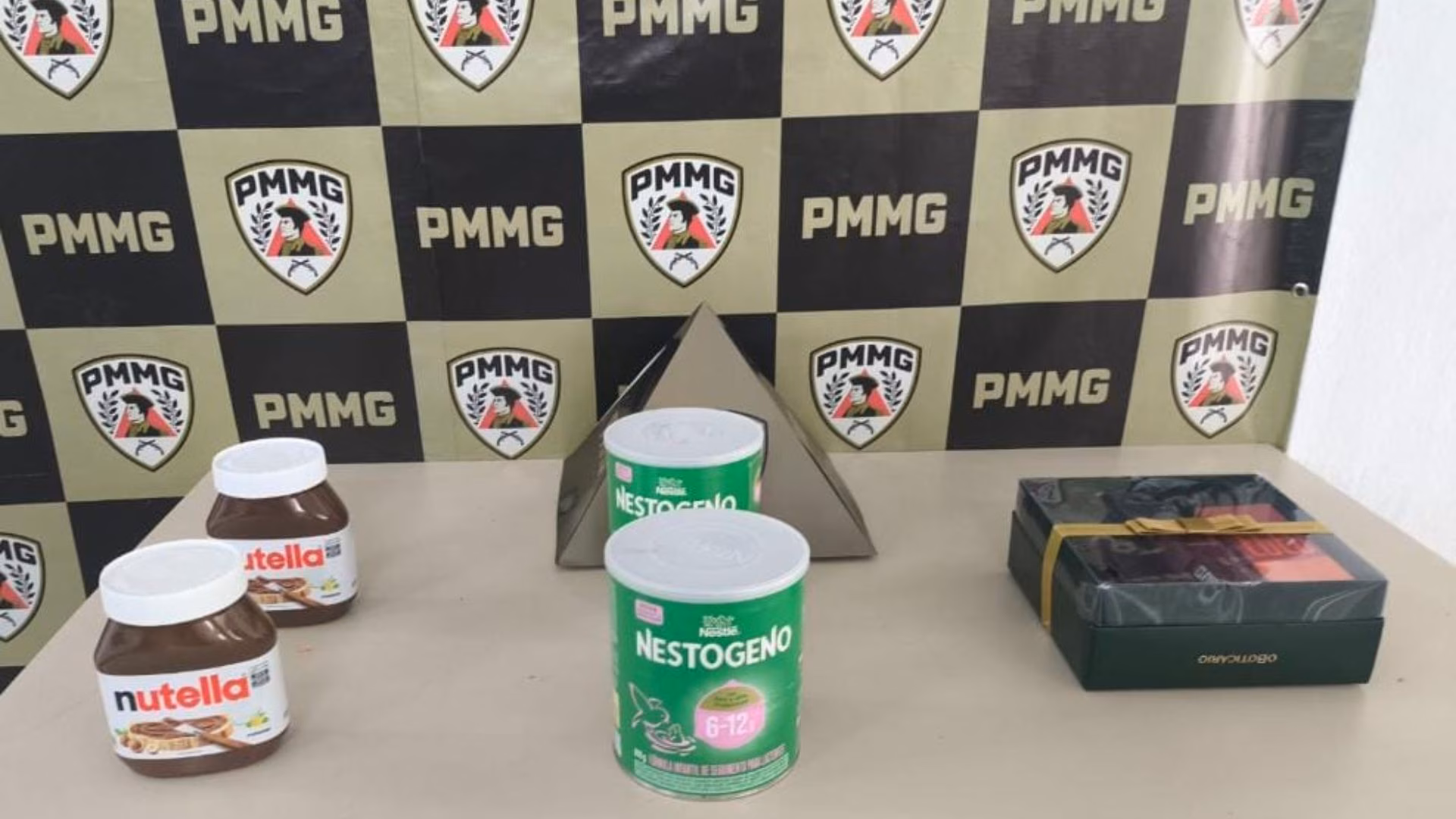 Com as características informadas, policiais fizeram patrulhamento na área central e localizaram o suspeito. Na abordagem, ele disse aos militares que havia comprado os produtos, mas não apresentou nota fiscal que comprovasse a origem das mercadorias