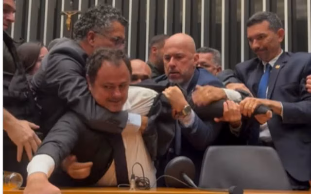 Glauber Braga durante evento público