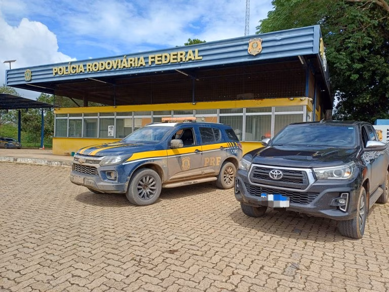 Na abordagem, os agentes ainda verificaram que a Hilux rodava com placas falsas no momento da fiscalização, o que confirmou a adulteração dos sinais identificadores do veículo