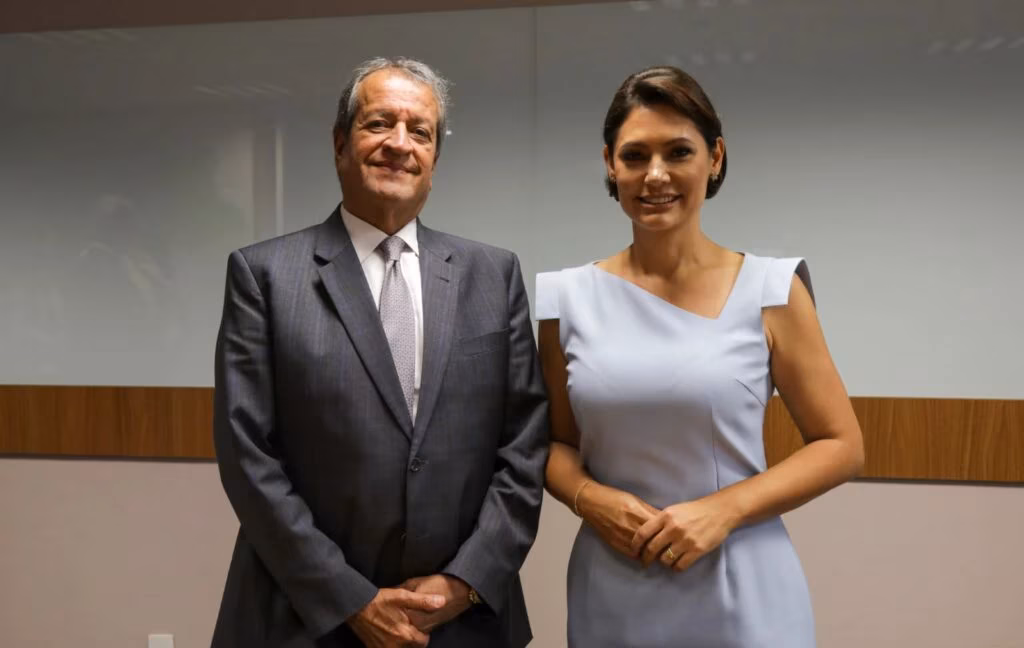 Michelle acompanhada do presidente do PL, Valdemar Costa Neto