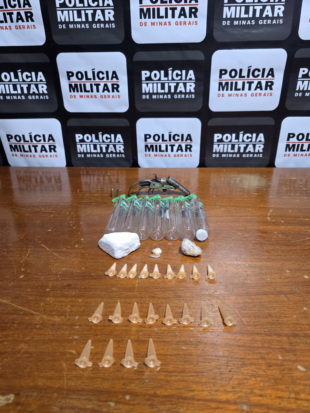 Na residência, a equipe encontrou uma garrucha calibre .22, uma munição do mesmo calibre e outra de calibre 380. Também foram apreendidas nove porções e uma pedra bruta de cocaína, duas pedras de crack e recipientes usados para guardar drogas