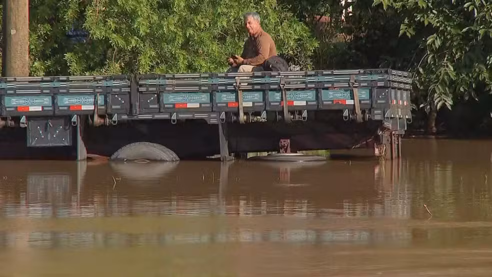 A chuva alagou tanto a Avenida Dom Aguirre quanto a Avenida XV de Agosto