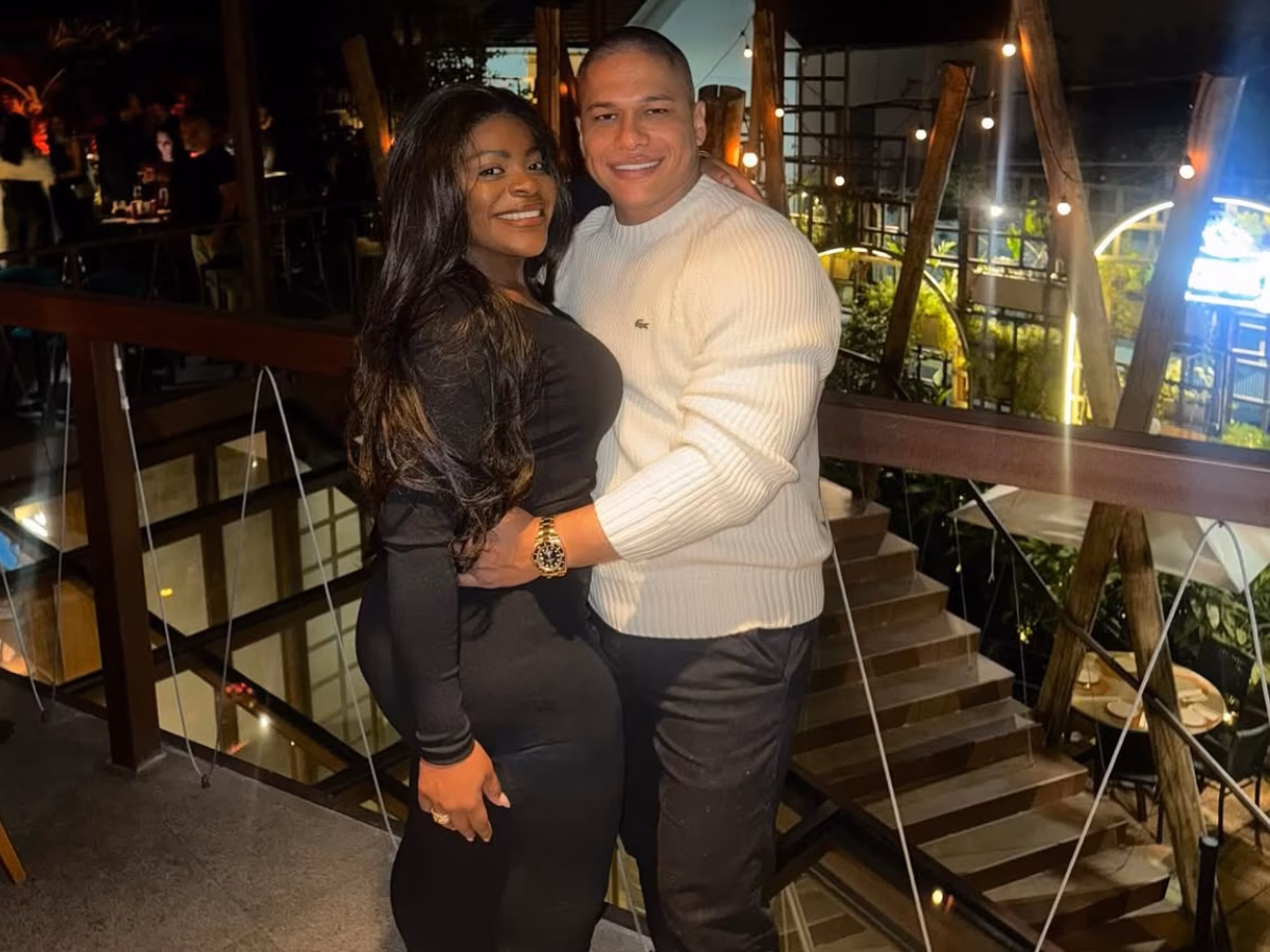 Jojo ao lado de Thiago