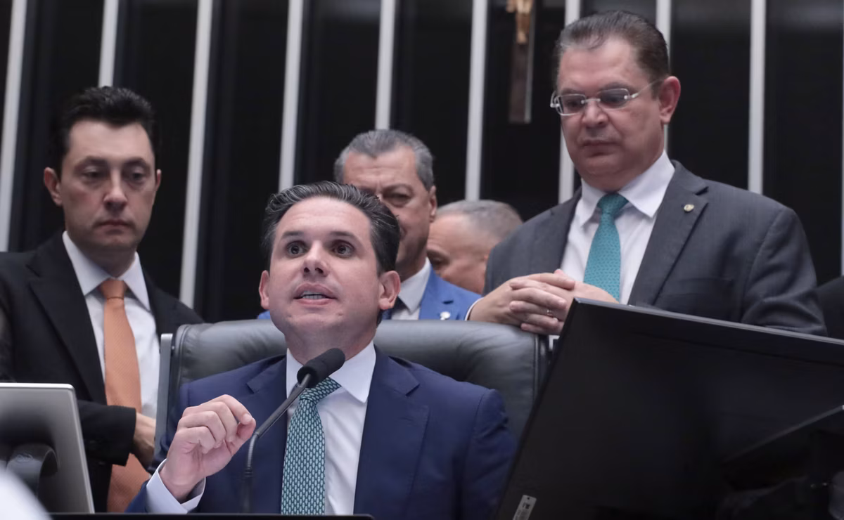 Em sessão que avançou até o início da madrugada desta quarta-feira (10/12), o placar foi de 291 votos a favor e 148 contra; agora o texto segue para apreciação no Senado