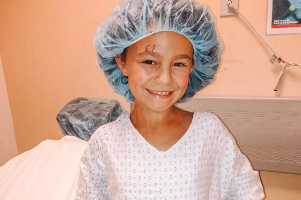 Após a realização de exames, os médicos diagnosticaram um tipo de câncer chamado melanoma ocular, que precisava de tratamento imediato