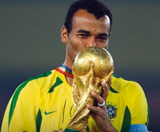 A Justiça decidiu que o cachê pago a Cafu por seu trabalho como embaixador de um site de apostas seja usado para quitar a dívida