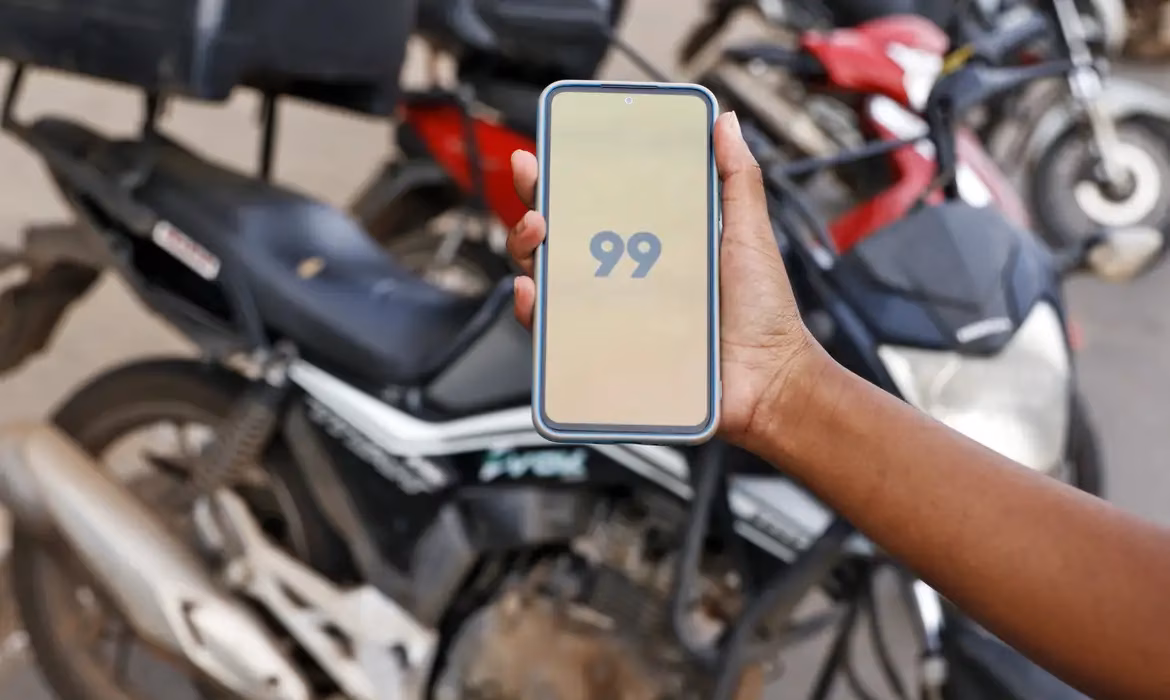 Empresas ligadas à Associação Brasileira de Mobilidade e Tecnologia (Amobitec) planejavam voltar a operar nesta quinta (11), mas afirmam que as regras sancionadas pelo prefeito de SP são proibitivas, ilegais e inconstitucionais