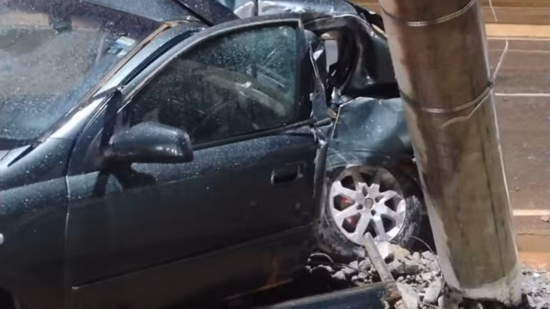 De acordo com o relato de um frentista de 32 anos, que presenciou o acidente, o motorista seguia no sentido crescente da avenida quando perdeu o controle da direção, rodou na pista e atingiu um poste.