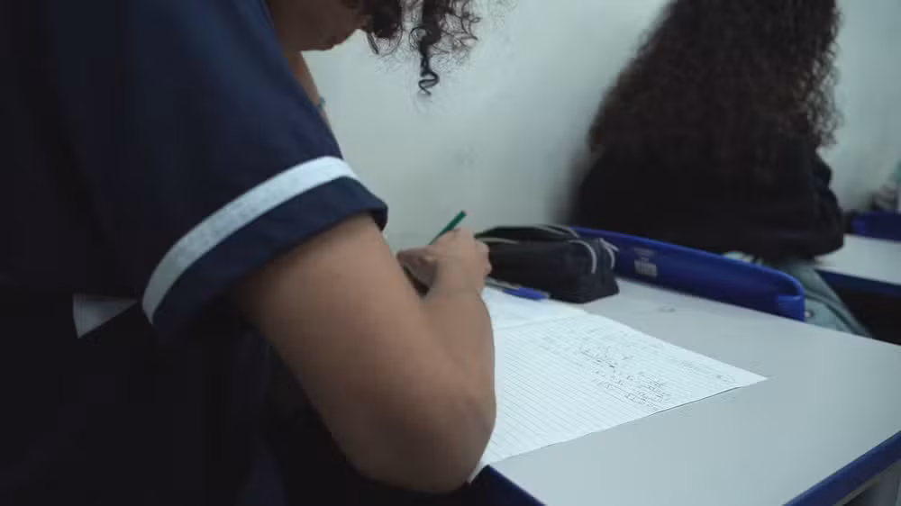 Estudantes da rede estadual do Rio terão novas regras de progressão a partir de 2025, com recuperação especial para evitar evasão escolar