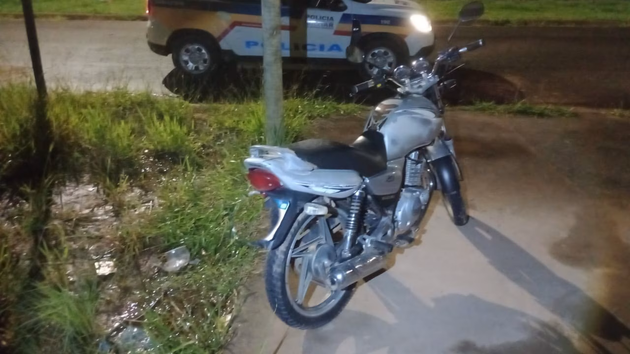 A equipe então realizou consulta ao sistema informatizado e confirmou que o veículo havia sido furtado no dia 09/12/2025, na cidade de Caratinga.