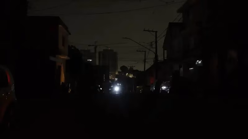 Rajadas passaram de 98 km/h na Lapa, Zona Oeste da capital, na quarta-feira (10).