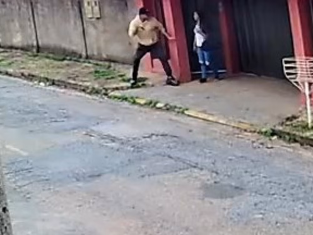 Momento em que o ex-namorado se aproxima da vítima instantes antes do ataque em Itaúna