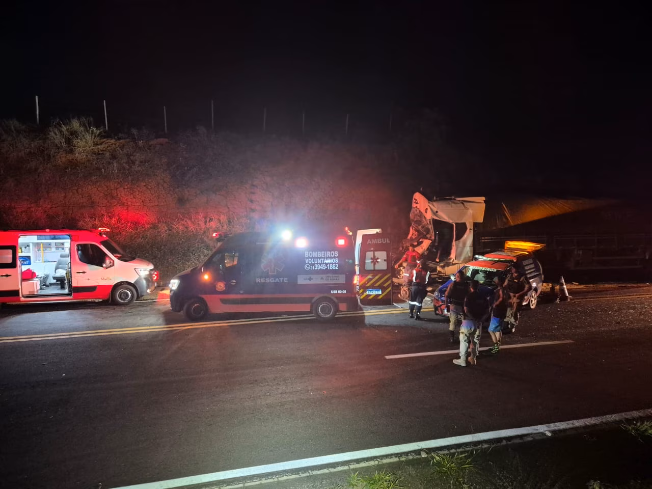 Durante o atendimento às vítimas e a remoção das carretas, o trânsito no trecho operou em sistema de pare e siga, o que deixou o fluxo mais lento na região até a liberação total da pista.