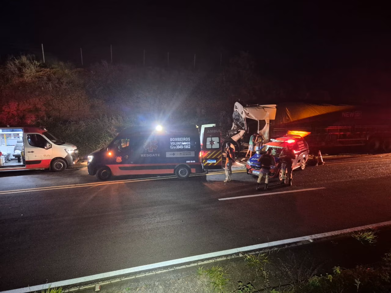 Durante o atendimento às vítimas e a remoção das carretas, o trânsito no trecho operou em sistema de pare e siga, o que deixou o fluxo mais lento na região até a liberação total da pista.