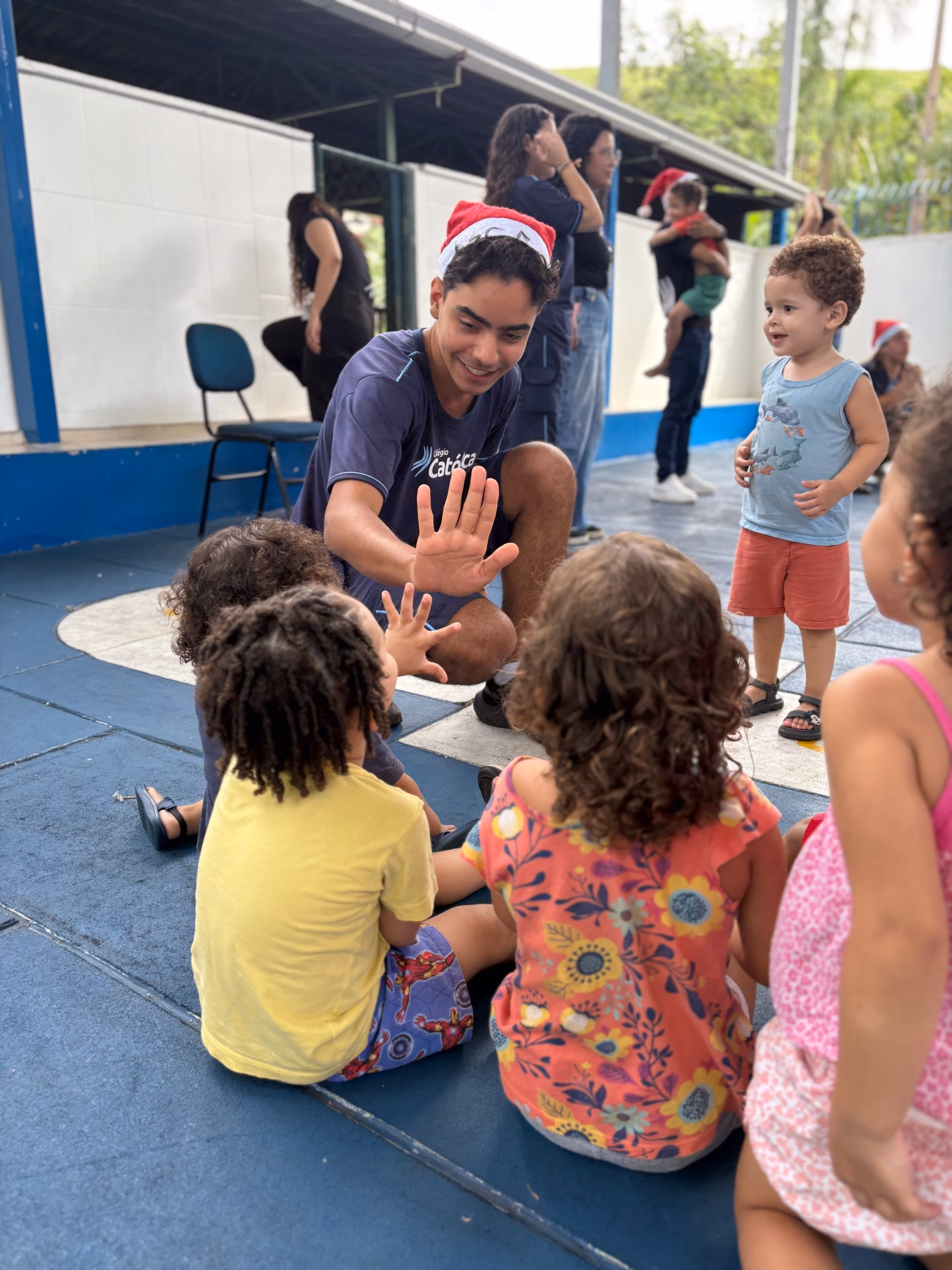 Fwd: Estudantes do Colégio Católica Padre de Man entregam brinquedos novos para a creche Dom Lara