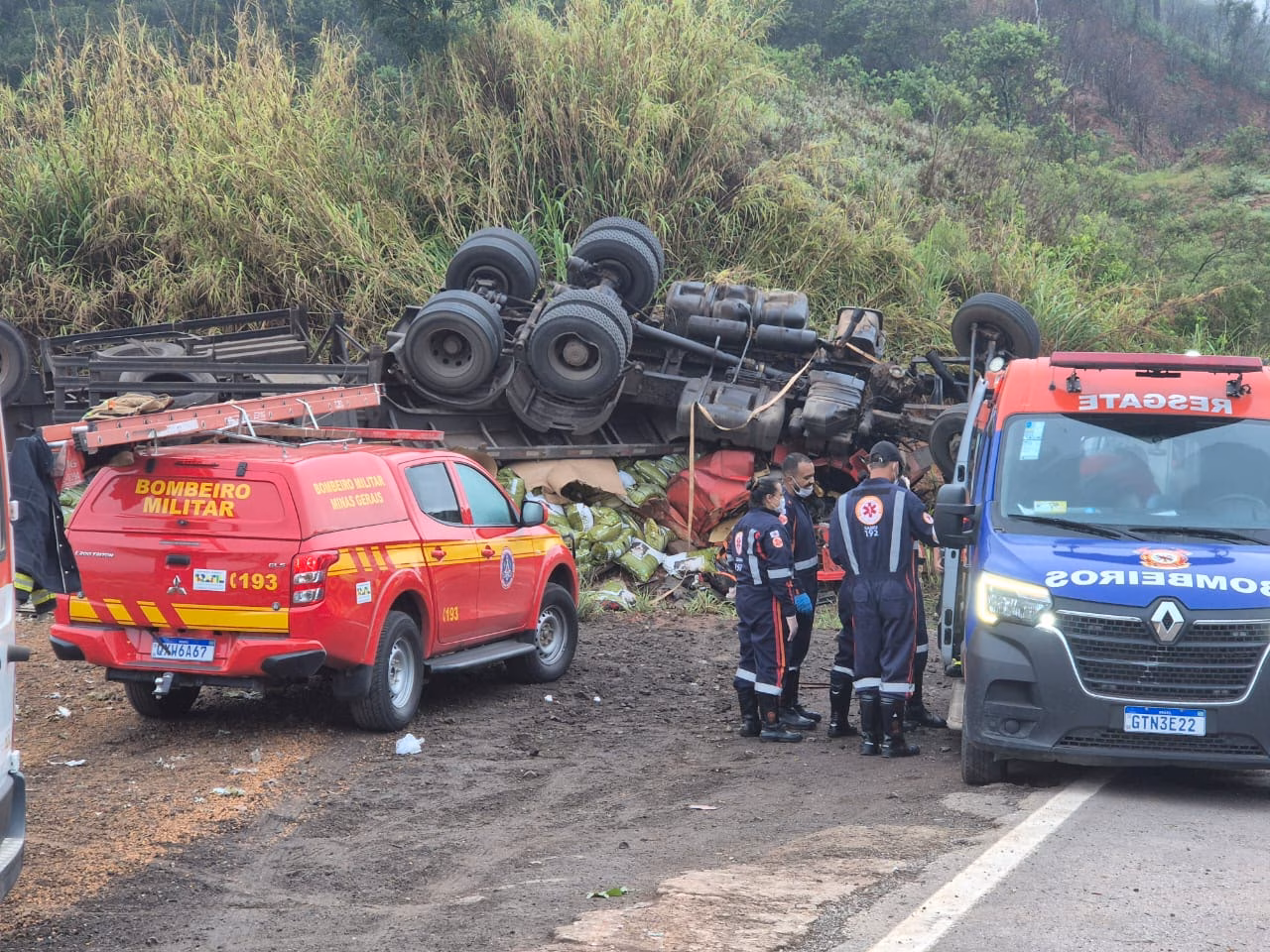 A carreta transportava uma carga de nutrição animal e seguia no sentido Vitória.