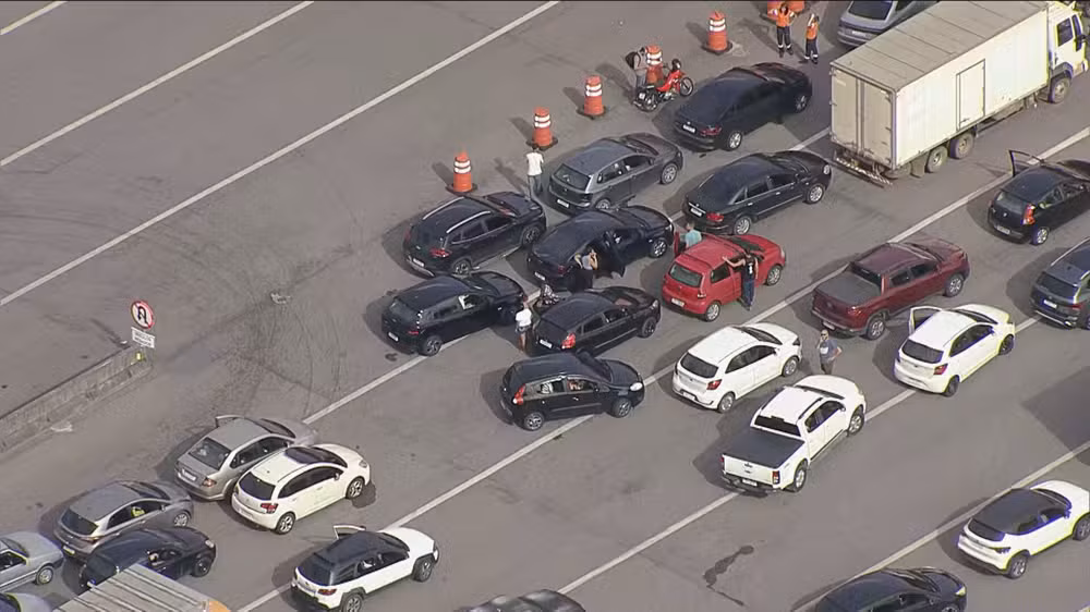 Motoristas esperam a reabertura da praça do pedágio em Duque de Caxias