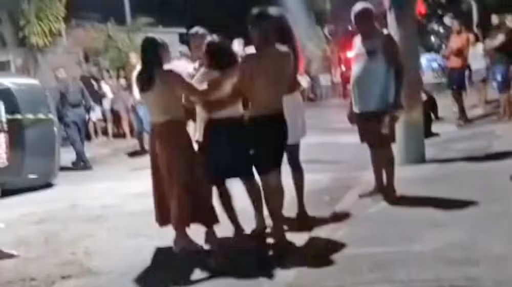 Mãe de Marcus se desespera na cena do crime