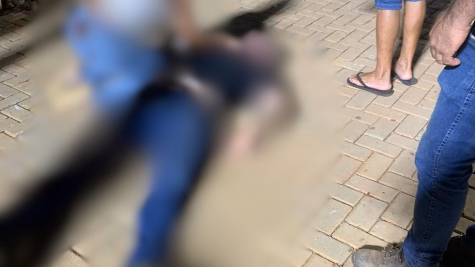 Ele participava do evento quando foi surpreendido por dois suspeitos, aparentando ter entre 16 e 20 anos, que se aproximaram por trás e efetuaram cerca de quatro disparos de arma de fogo. Nicanor foi atingido e caiu no local.