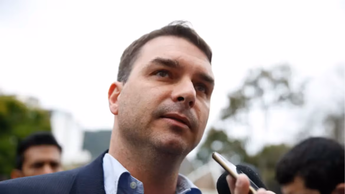 Flávio Bolsonaro se manifesta após polêmica envolvendo Zezé Di Camargo e direção do SBT