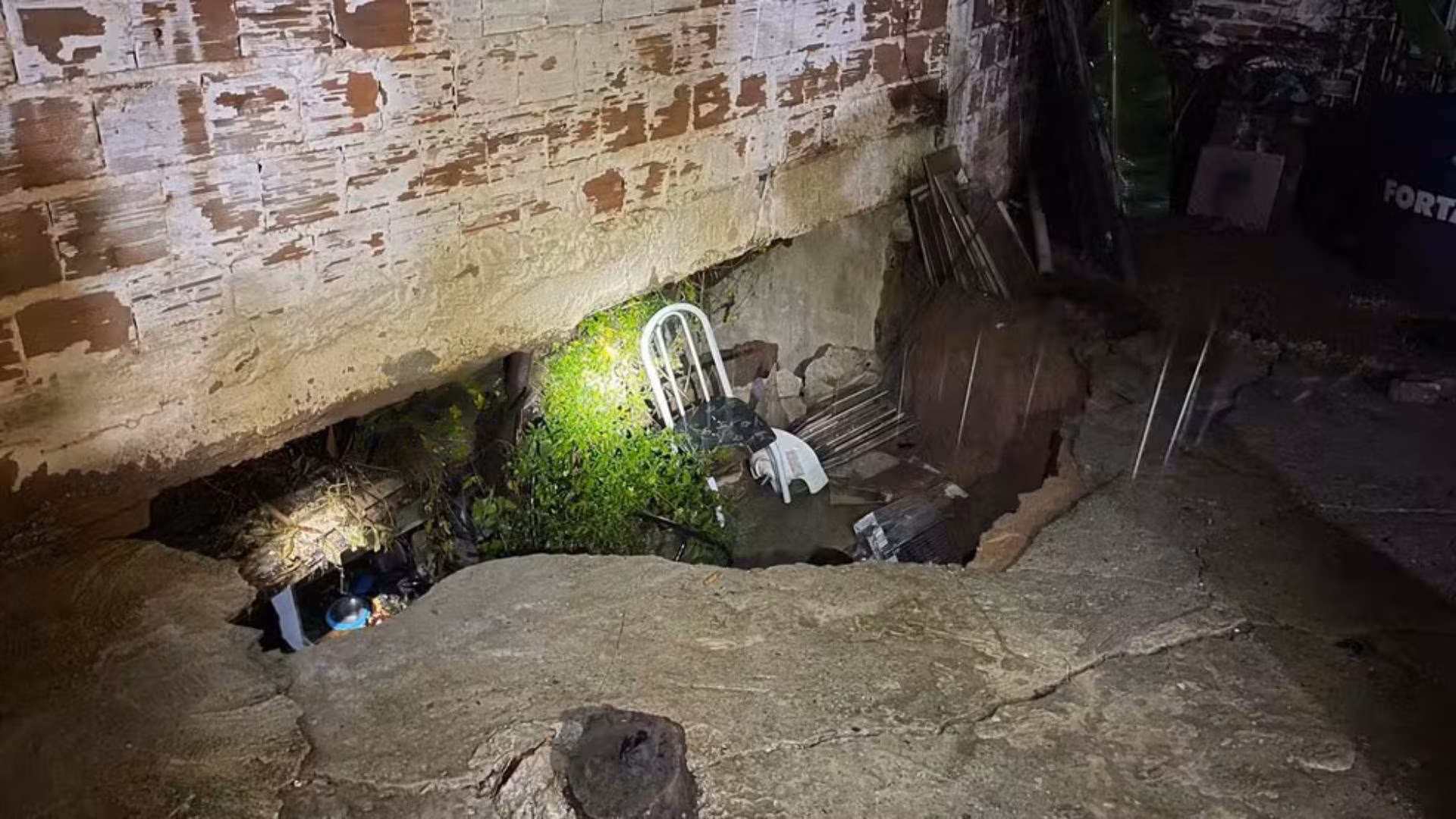 O mergulhão da Avenida Minas Gerais, ponto recorrente de acúmulo de água, também voltou a ser tomado pela enxurrada.