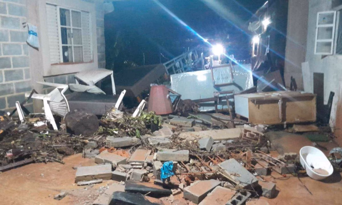 Durante o atendimento, os bombeiros constataram o colapso de uma parede nos fundos da casa, na área de serviço, causado pela instabilidade da encosta e pela proximidade com um riacho existente no local.