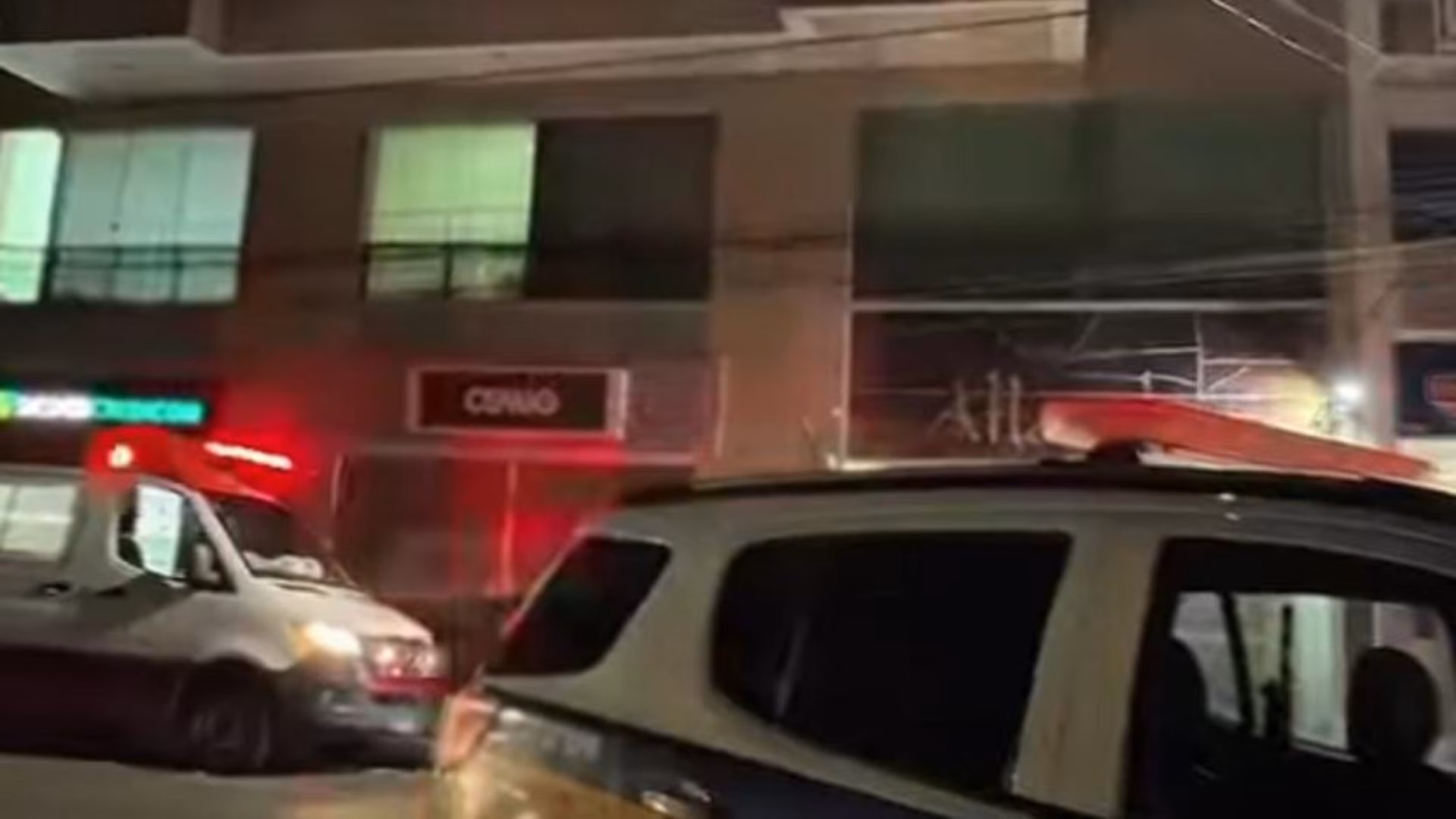 A cena provocou medo entre os vizinhos, que acionaram as autoridades ao perceberem o risco envolvido.