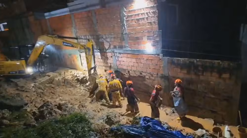 Bombeiros procuram por desaparecidos em deslizamento em Guarulhos, na Grande SP, na noite desta terça-feira (16).