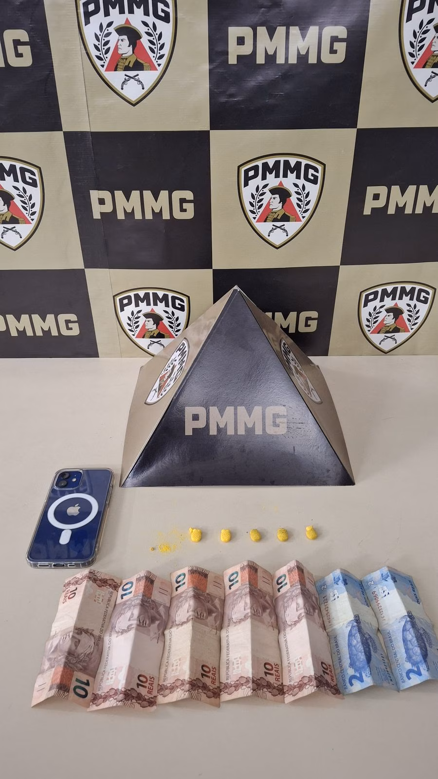 Foram confeccionados os respectivos autos de infração de trânsito e adotadas as demais providências legais.