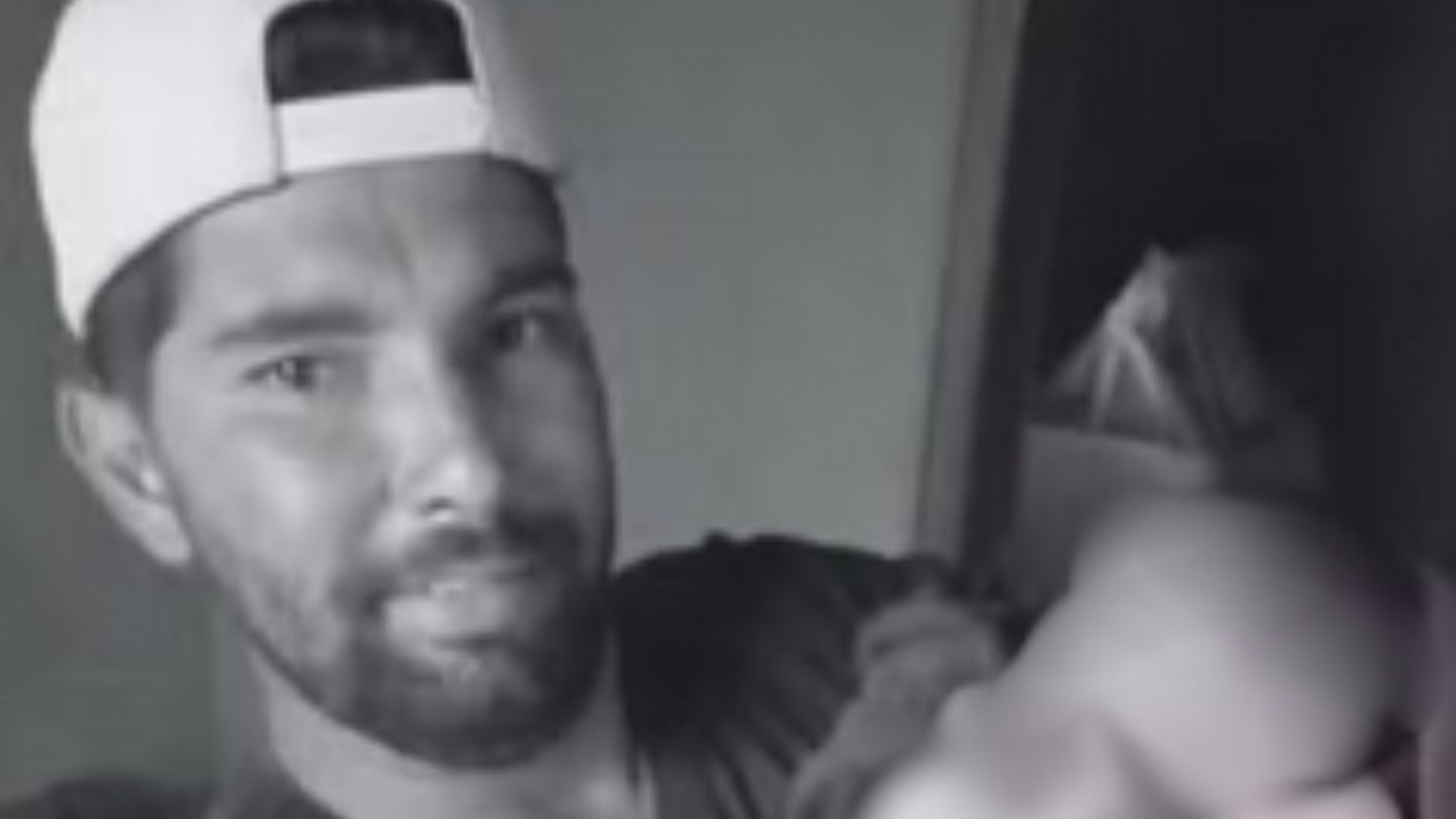 Segundo a decisão, o ataque foi repentino, em local fechado e com a presença de terceiros, o que impossibilitou qualquer reação por parte de Cairom.