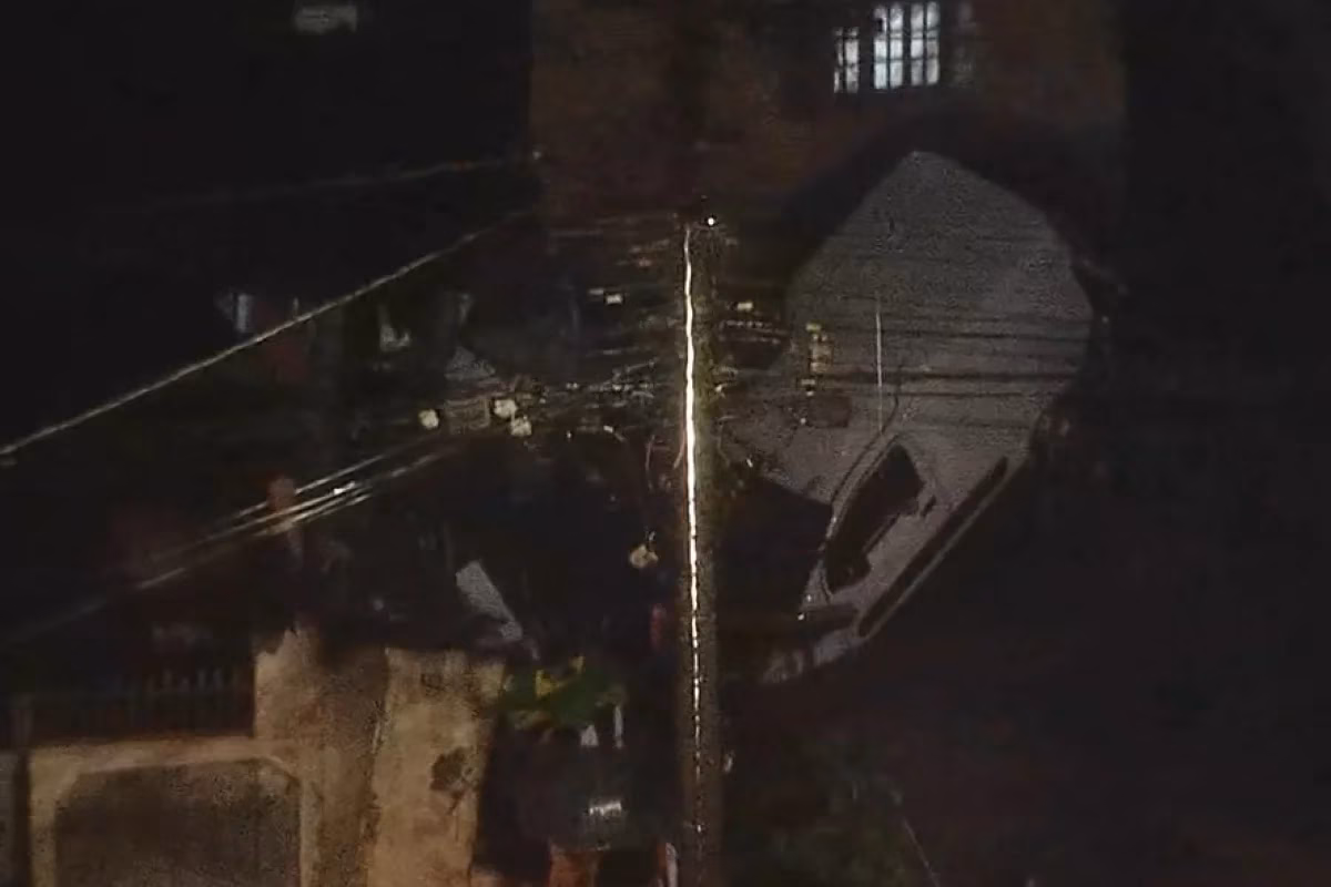 Motorista de 59 anos desapareceu após seu carro cair dentro de um córrego durante uma enchente em Guarulhos, na terça-feira (16/12)