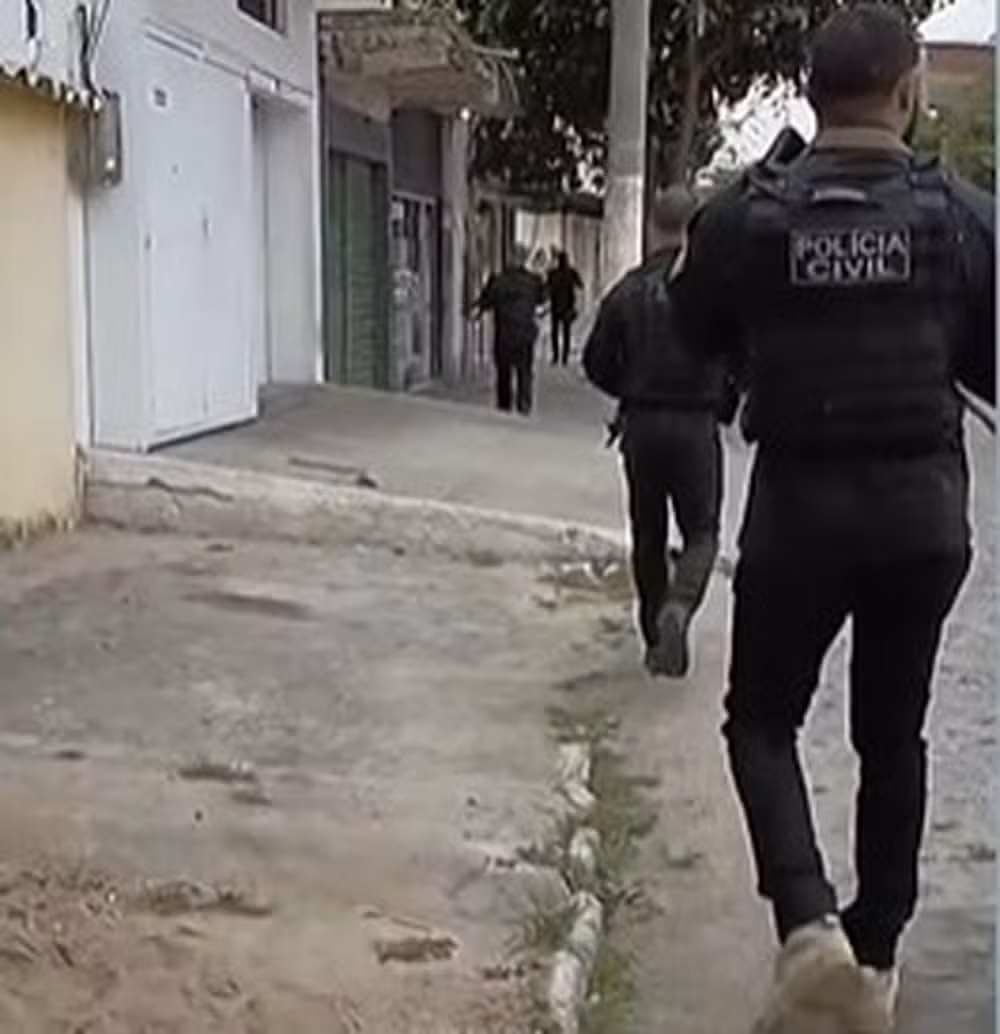 Policiais civis cumprem mandados em Cabo Frio
