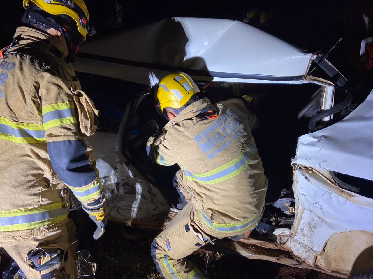 As vítimas não fatais são um homem e uma mulher, resgatados com vida e encaminhados para atendimento médico antes da chegada dos bombeiros.