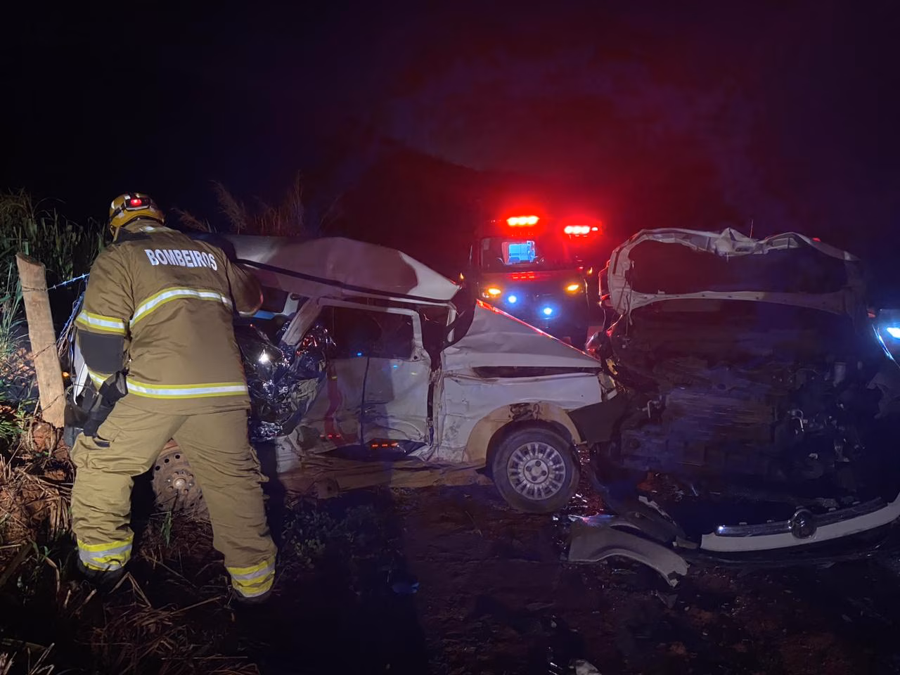 As vítimas não fatais são um homem e uma mulher, resgatados com vida e encaminhados para atendimento médico antes da chegada dos bombeiros.