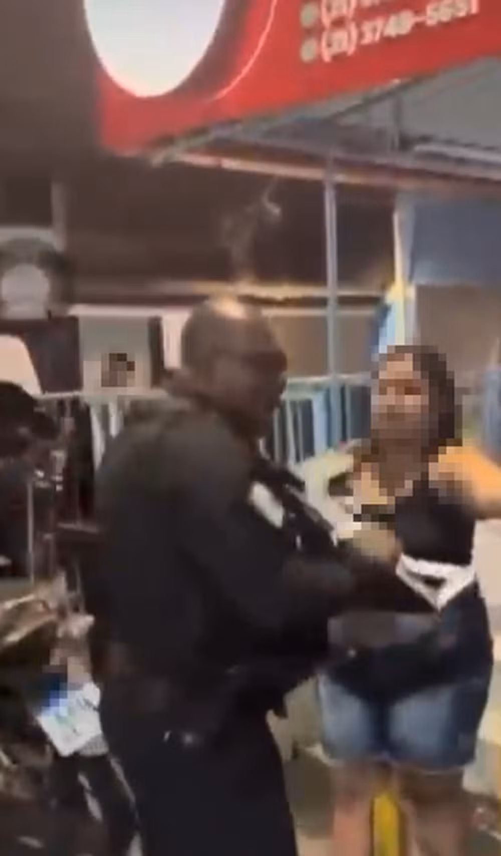 Policial agride idosa com fuzil no RJ