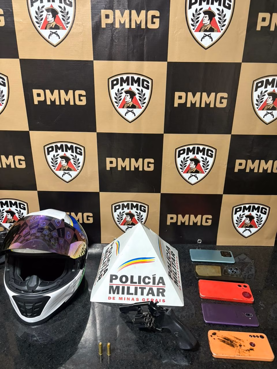 Com base na denúncia, os militares foram até o endereço indicado e abordaram um homem que se apresentou como funcionário da loja. Ele foi submetido a buscas no local, que resultaram na localização de uma arma de fogo.