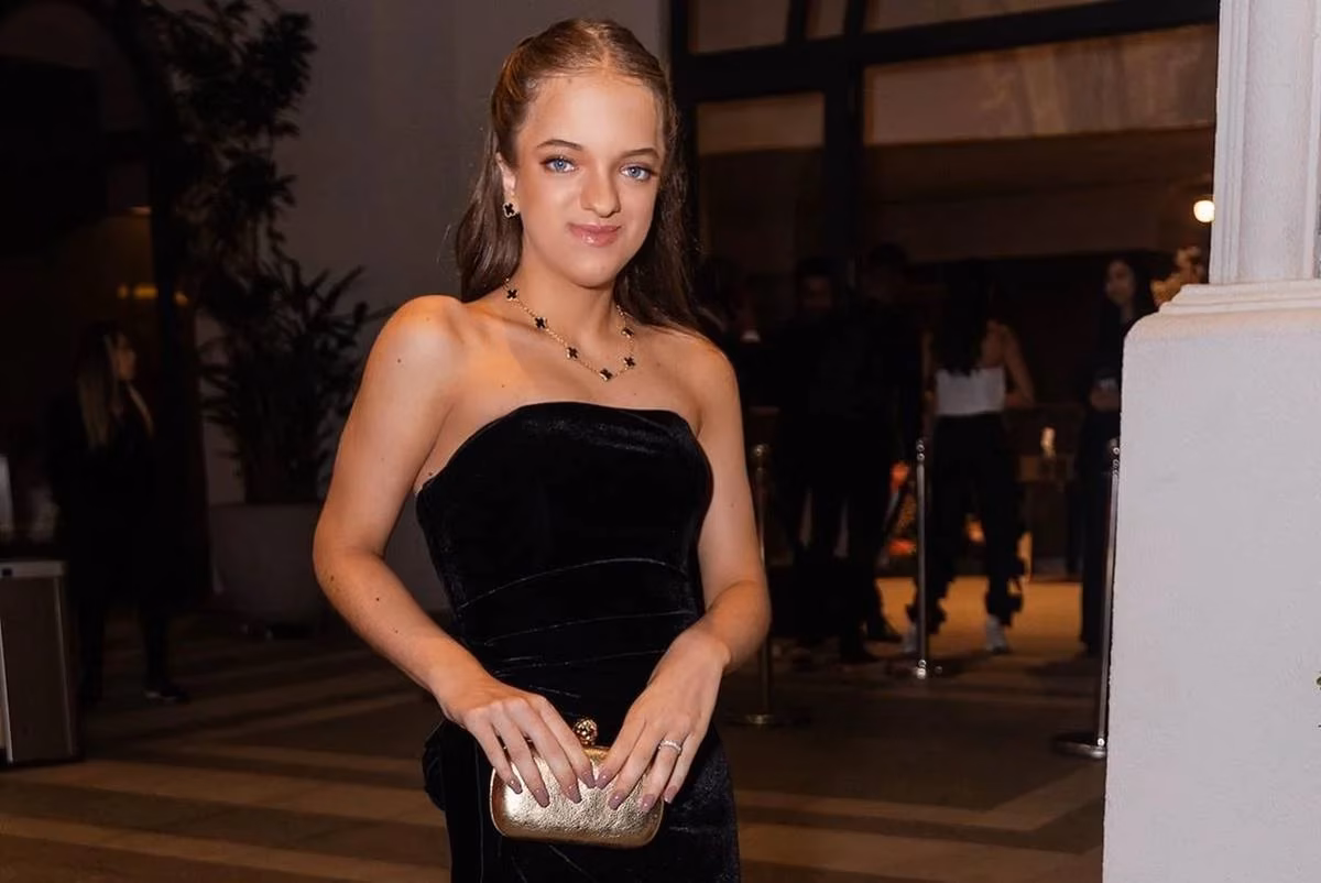 Termo usado por internauta para falar das cirurgias de Rafaella Justus gerou reação imediata da adolescente nas redes sociais