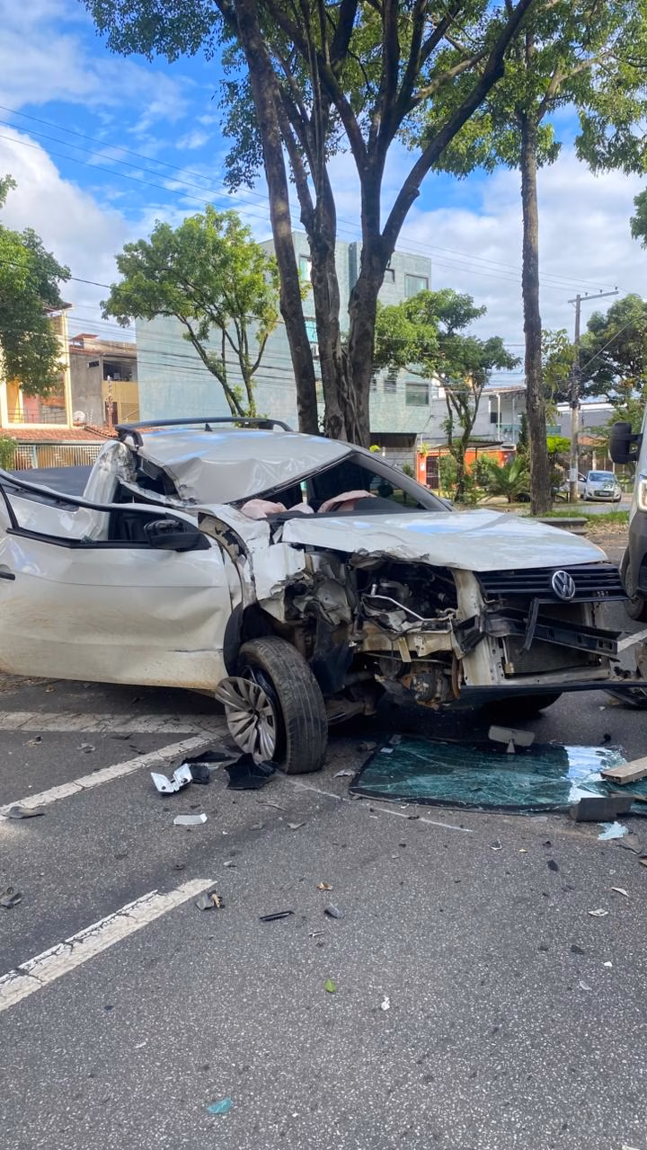 Para reduzir o risco de novos incidentes, moradores e motoristas que passavam pelo local sinalizaram a via com galhos de árvores, orientando os condutores a desviarem pela avenida Pedro Nolasco.