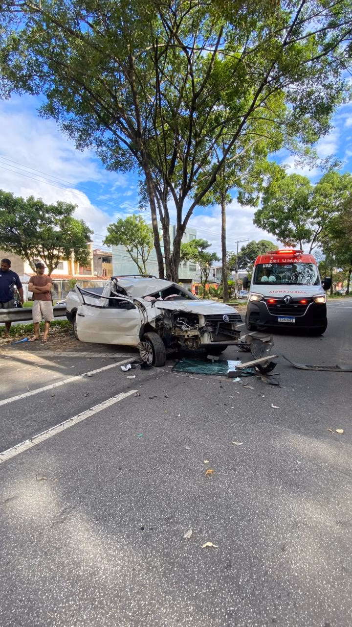 Para reduzir o risco de novos incidentes, moradores e motoristas que passavam pelo local sinalizaram a via com galhos de árvores, orientando os condutores a desviarem pela avenida Pedro Nolasco.