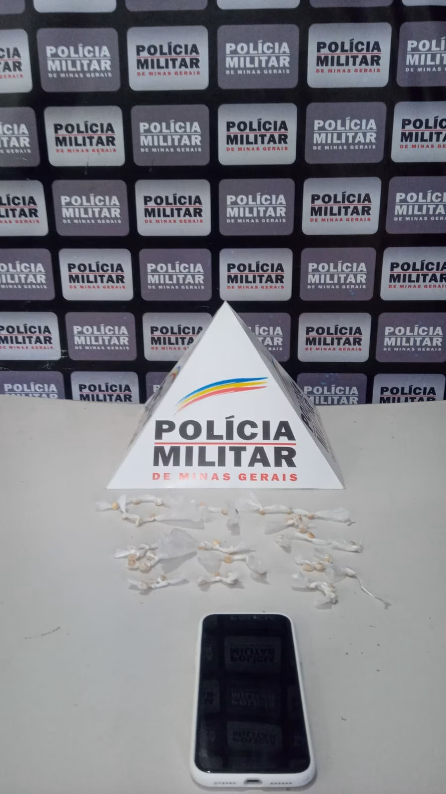 Durante a busca pessoal, os policiais encontraram 43 pedras de substância análoga à crack com o suspeito, além de um aparelho celular. O material foi apreendido e encaminhado junto com o autor para as providências legais.