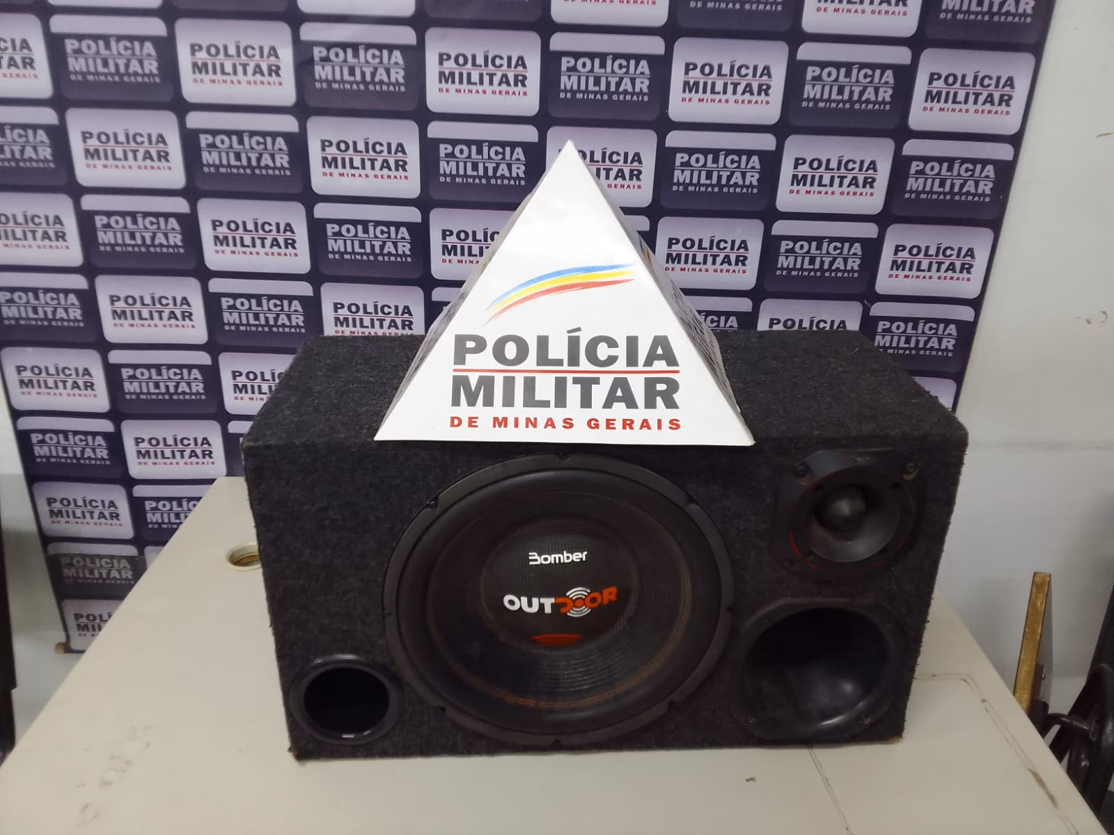 Ao chegar ao endereço informado, a guarnição encontrou o automóvel com o equipamento ligado e volume considerado muito alto, em conformidade com o teor da denúncia recebida.