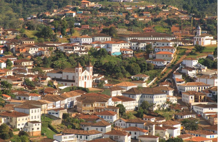 O processo descreve que a tortura foi praticada de forma reiterada, com extrema violência, submetendo as crianças a intenso sofrimento físico e psicológico.