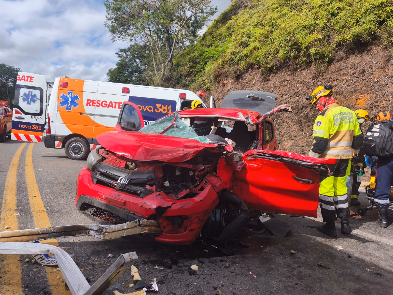 Com o impacto, o carro teve a estrutura severamente danificada