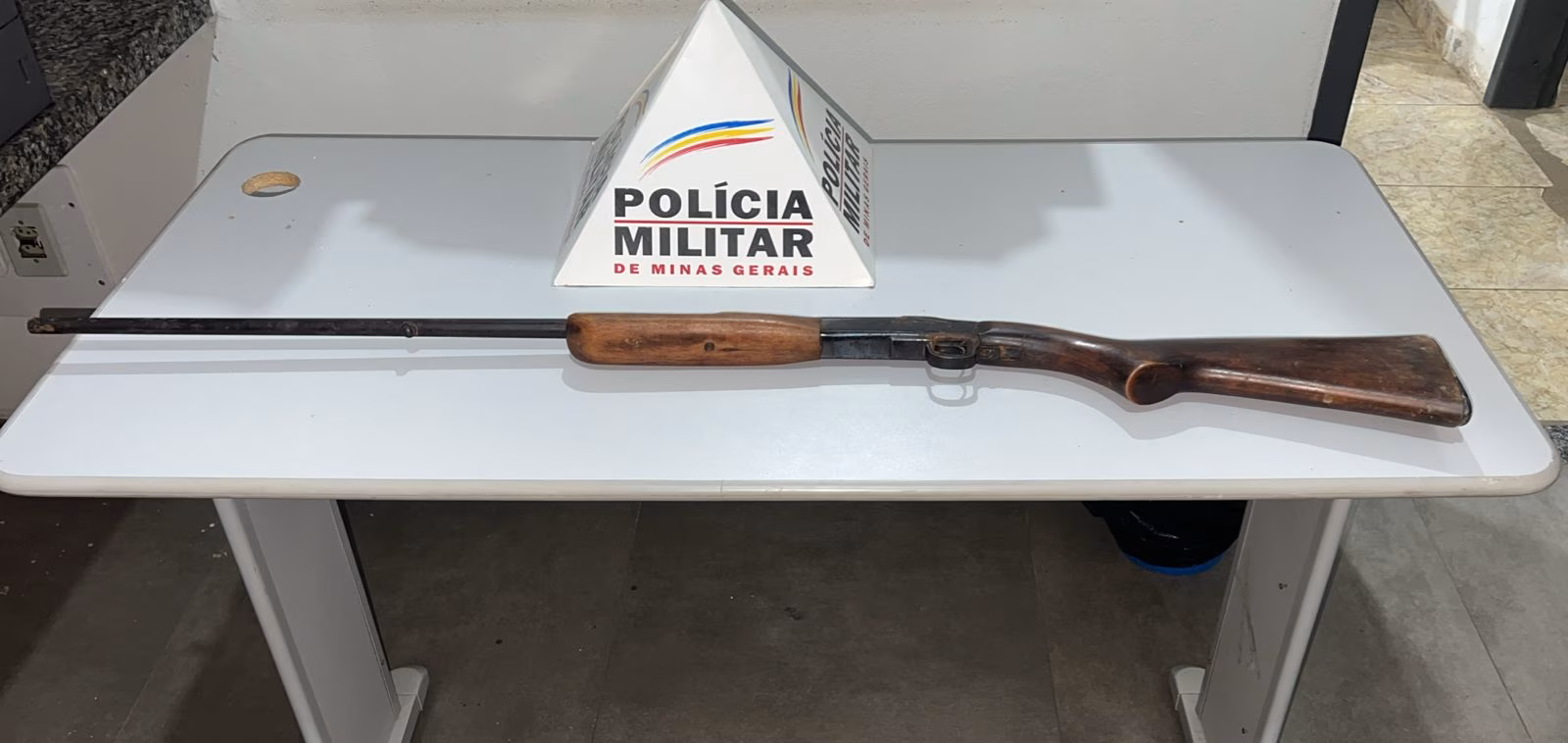 Logo após ser agredido, o homem teria ido até um veículo e retornado ao local com uma espingarda, momento em que foi novamente contido por pessoas que participavam do encontro, que conseguiram retirar a arma de suas mãos